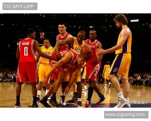 詹姆斯与姚明的篮球传奇相遇:跨越时代的友谊与竞争 詹姆斯与姚明的篮球传奇相遇:跨越时代的友谊与竞争